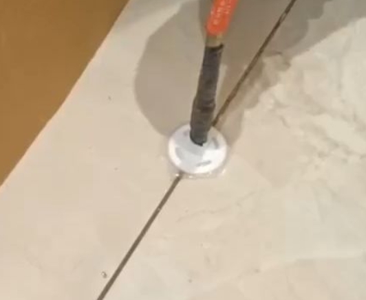 五通桥瓷砖空鼓维修公司专业解答瓷砖在铺贴过程中，如果没有涂抹均匀到位的粘结材料（如水泥砂浆或瓷砖胶），可能会导致以下问题